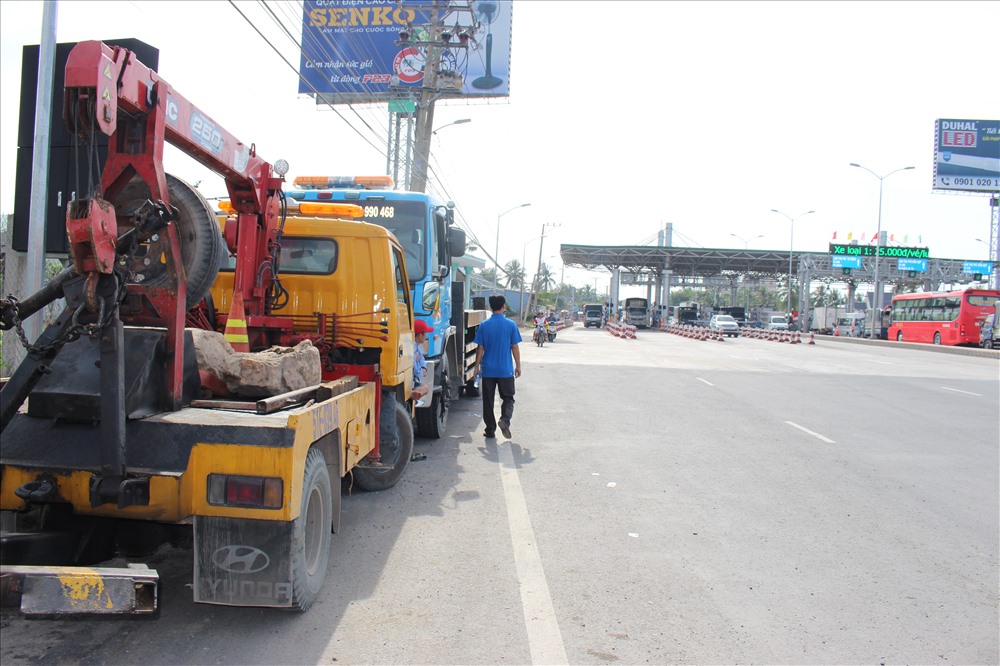 Có cả 2 chiếc xe cẩu để khi cần thì bốc phương tiện ra khỏi trạm.