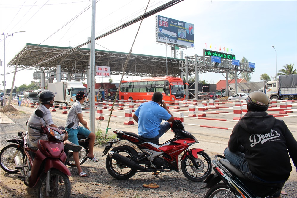 Nhiều người hiếu kỳ theo dõi tình hình tại trạm.