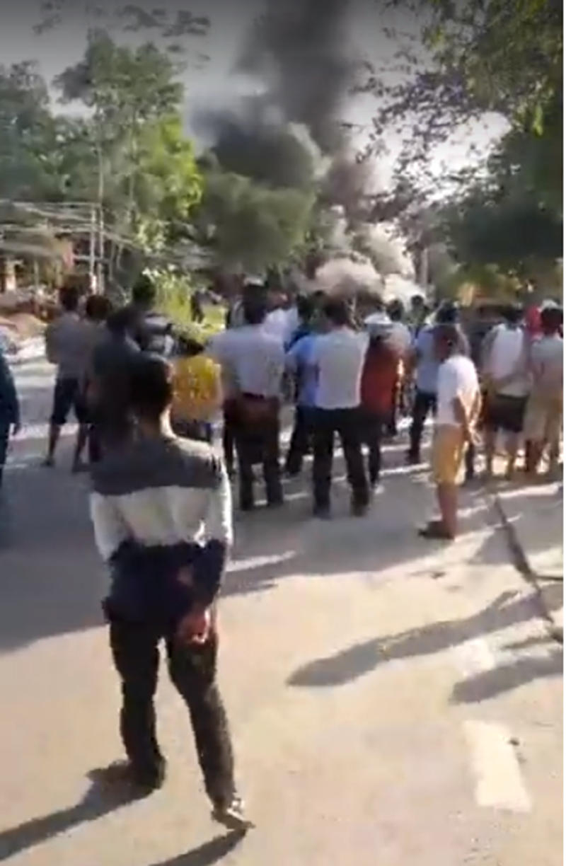 Rất đông người dân kéo tới xem vụ tai nạn.