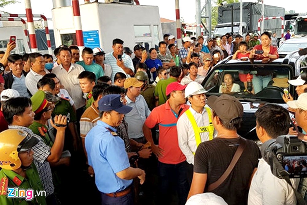 Cảnh hỗn loạn tại BOT Cai Lậy. Ảnh Zing.vn
