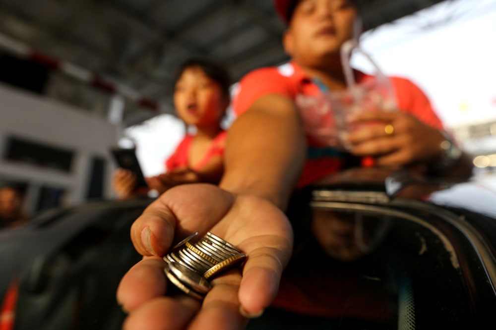 Có tài xế chuẩn bị thêm cả tiền xu, đưa cho nhân viên trạm thu phí.