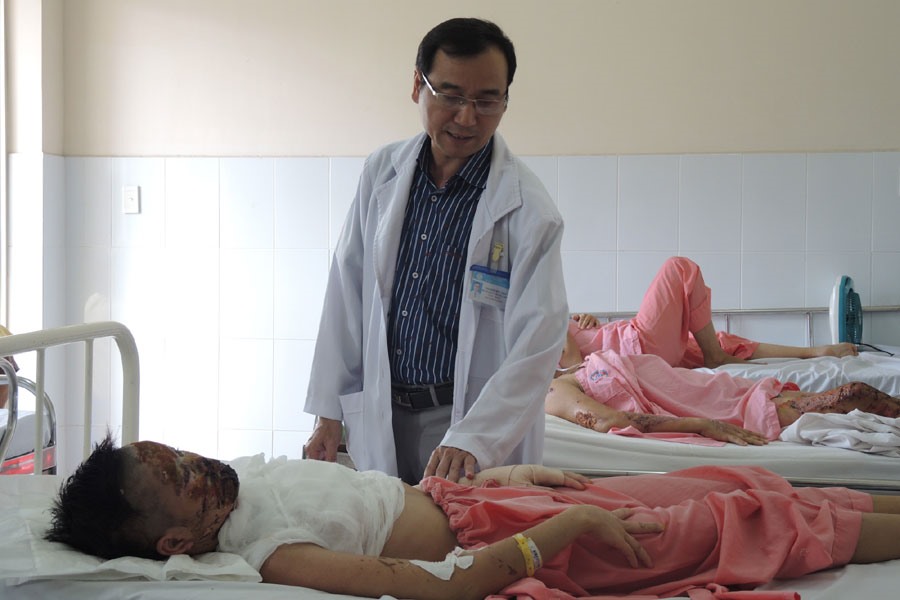 BS Ngô Đức Hiệp an ủi Đẹp. Ảnh: NVCC - K.Q