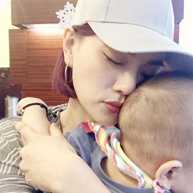 Năm 2015, Thu Thủy sinh một cậu con trai kháu khỉnh, cũng trong thời gian này, Thu Thủy ít chia sẻ về chồng hơn hẳn thời gian trước
