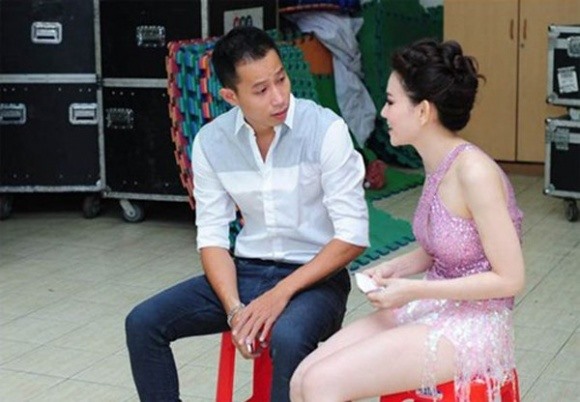 Kể từ khi công khai, cặp đôi không ngần ngại xuất hiện cùng nhau tại sự kiện. Bạn trai Thu Thủy bằng tuổi và là một đại gia có tiếng khi sở hữu nhiều siêu xe và khối tài sản khủng.