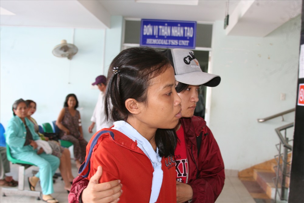 Bước ra khỏi phòng lọc máu hai chị em Tuyết Phượng dắt nhau ra bến xe buýt để kịp về cúng thất mẹ. Ảnh: T.T
