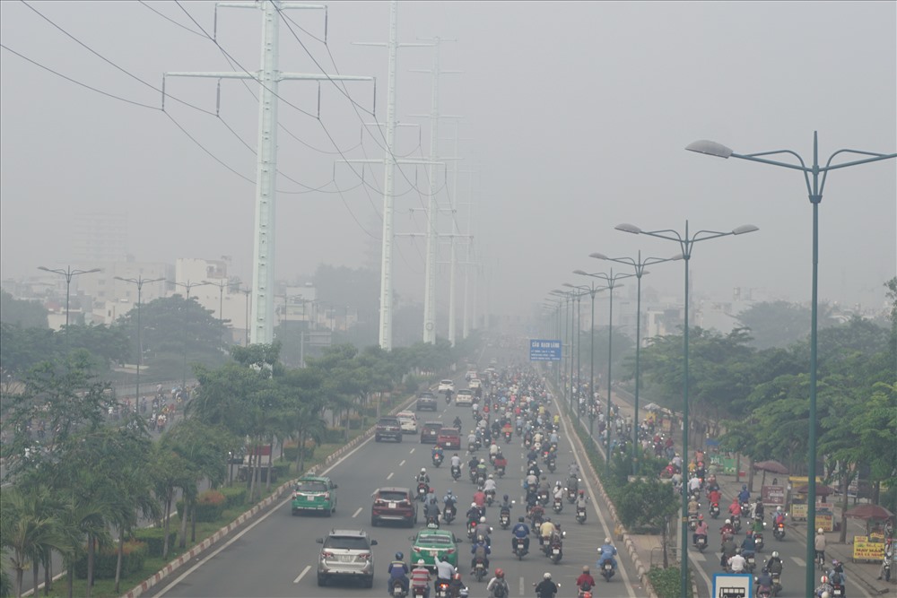 Các phương tiện di chuyển trên đường Phạm Văn Đồng. Ảnh: M.Q
