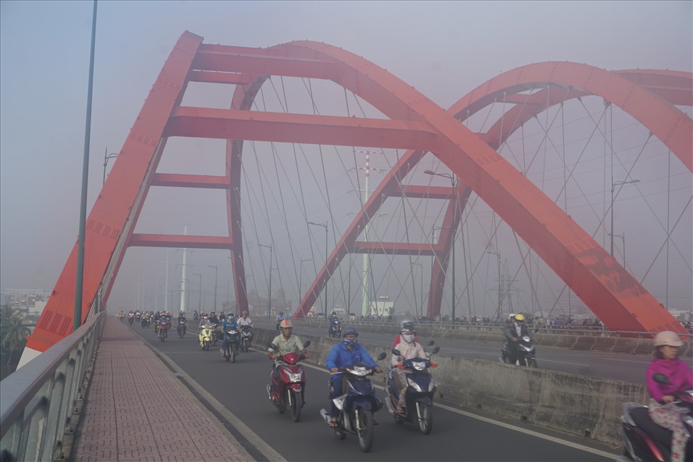 Các phương tiện di chuyển trên cầu Bình Lời sáng nay. Ảnh: M.Q