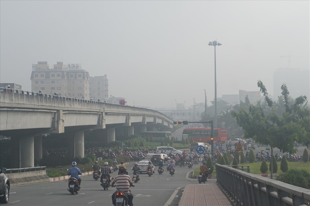 Một chuyên gia khí tượng chia sẻ, sương mù càng nhiều, mức độ ô nhiễm của không khí càng cao. Trong khi sương mù lãng đãng ở tầm thấp, người dân hít sương mù này thường sẽ mắc các bệnh về hô hấp. Người dân khi thấy sương mù nhiều thì cần cẩn trọng, che chắn bảo vệ lá phổi của mình.