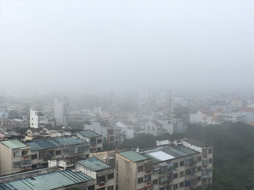 Sương mù bao phủ Q.2 trong sáng sớm. Ảnh: H.Trân