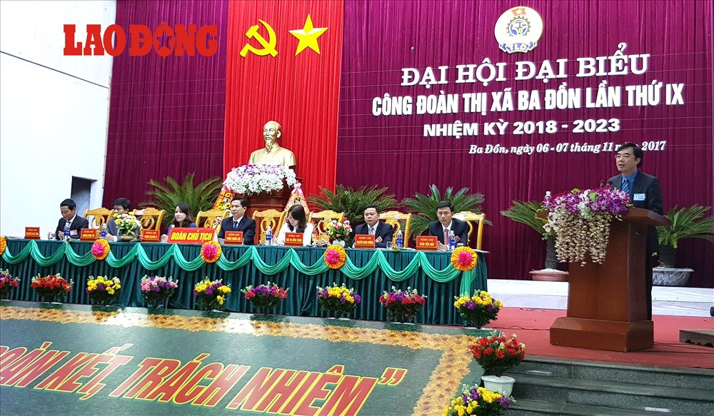 Chủ tịch LĐLĐ Quảng Bình Nguyễn Lương Bình đánh giá cao những hoạt động của tổ chức công đoàn thị xã Ba Đồn nhiệm kỳ qua. Ảnh: Lê Phi Long