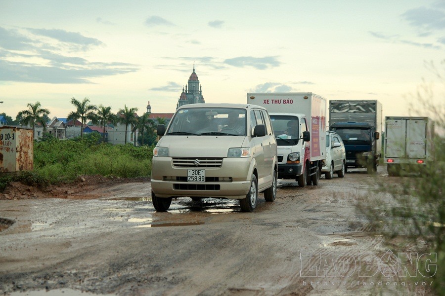lồi lõm, phủ bụi mù mịt
