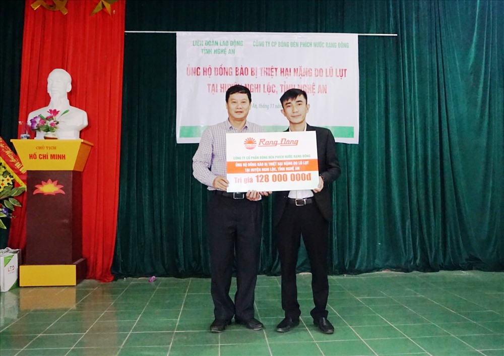 Đại diện Cty Rạng Đông trao tổng giá trị quà tặng cho bà con vùng lũ Nghệ An thông qua LĐLĐ tỉnh. Ảnh: QĐ