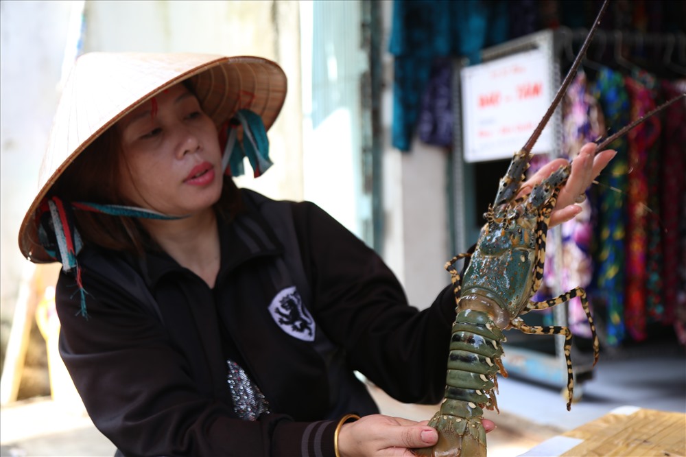 Một số người dân biết hoàn cảnh của gia đình chị Ngân nên ra mua tôm hùm, cá chim trắng để ủng hộ- ảnh: K' LIỆP