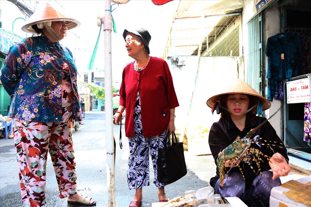 Một số người dân biết hoàn cảnh của gia đình chị Ngân nên ra mua tôm hùm, cá chim trắng để ủng hộ- ảnh: K' LIỆP