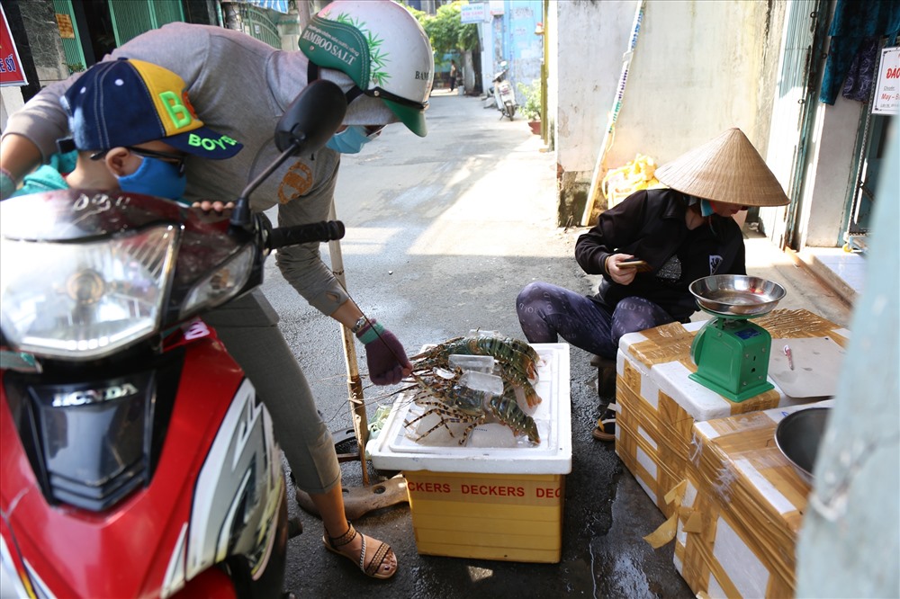 Một số người dân biết hoàn cảnh của gia đình chị Ngân nên ra mua tôm hùm, cá chim trắng để ủng hộ- ảnh: K' LIỆP