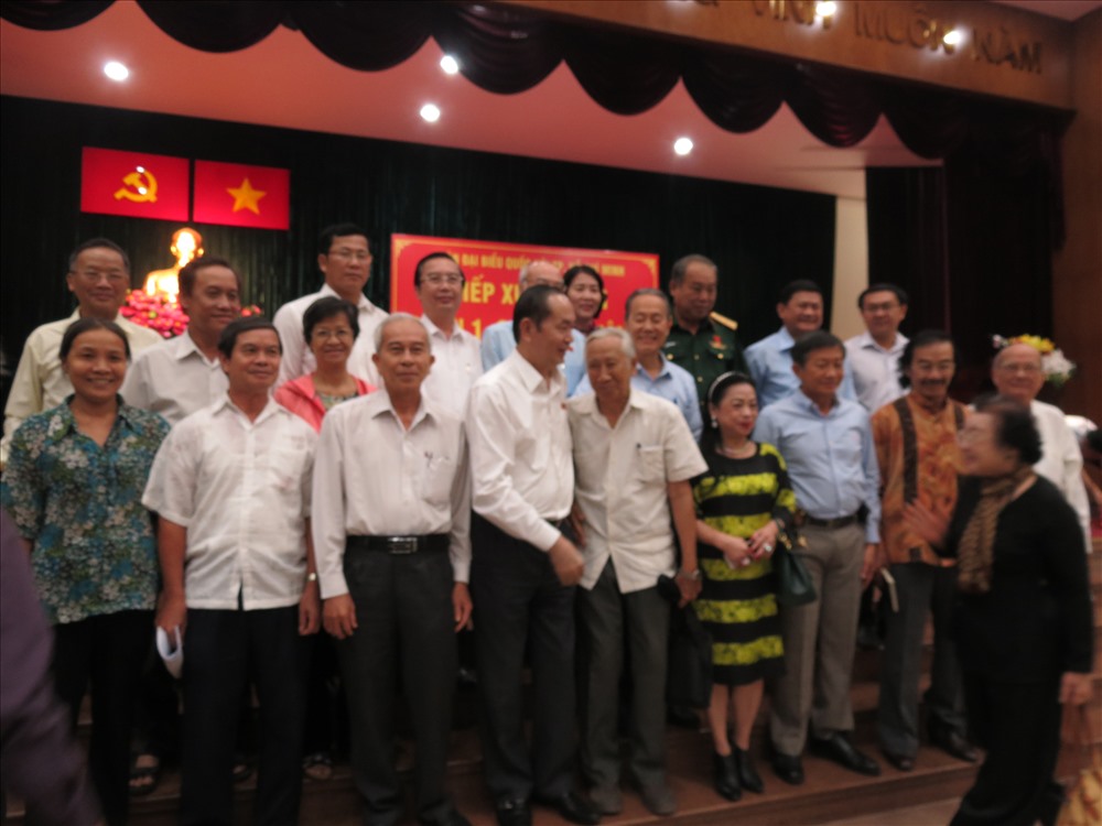 Chủ tịch Nước Trần Đại Quang chụp ảnh cùng bà con cử tri TPHCM