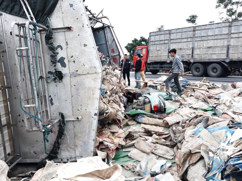 Chiếc xe tải mất lái cuốn 3 người vào gầm xe.ảnh:HQ