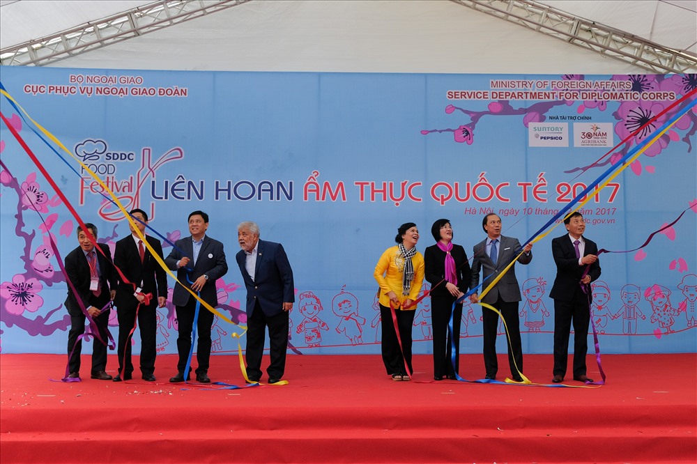 Bà Nguyễn Nguyệt Nga - phu nhân Phó thủ tướng, Bộ trưởng Bộ Ngoại giao Phạm Bình Minh cùng thứ trưởng Bộ Ngoại giao Nguyễn Quốc Dũng rút băng khai mạc Liên hoan ẩm thực 2017.