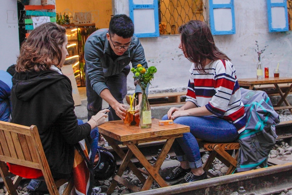 nh Vũ Hoàng Đức - chủ một quán cà phê đường tàu cho biết: “Tôi mới đi du học về và thấy không gian của quán rất thú vị nên đã mở lại được gần 1 tuần nay. Tôi cũng muốn tạo cho du khách nước ngoài có một không gian thoải mái để đến tham quan Hà Nội.”