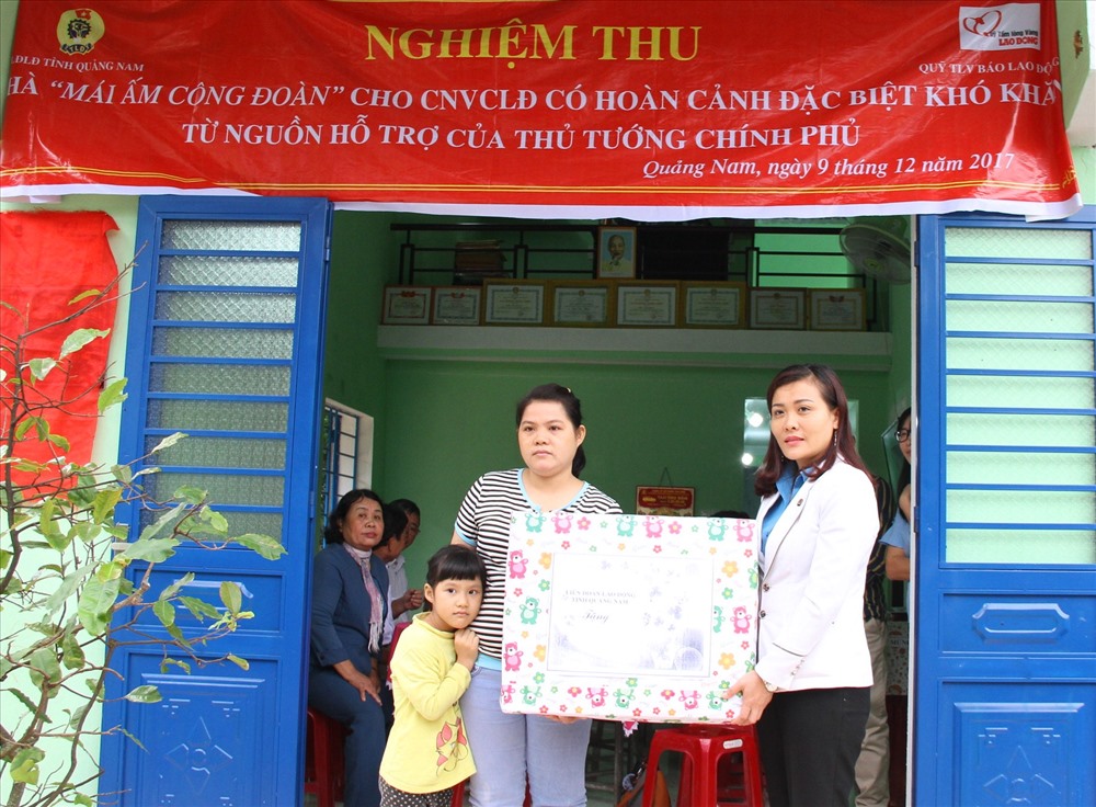 Bà Nguyễn Thị Ngọc Ánh - Phó Chủ tịch LĐLĐ tỉnh Quảng Nam tặng quà “tân gia” cho công nhân Nguyễn Thị Tâm. Ảnh: LP