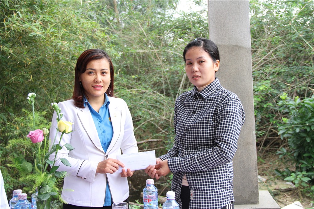Bà Nguyễn Thị Ngọc Ánh - Phó Chủ tịch LĐLĐ tỉnh bàn giao tiền hỗ trợ cho chị Đỗ Thị Dung. Ảnh: LP