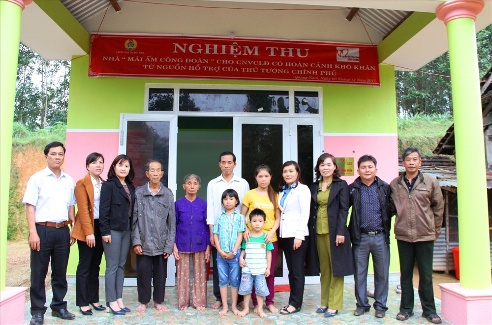Ngôi nhà khang trang, xinh đẹp của vợ chồng anh Trần Văn Lộc nổi bật giữa vùng quê. Ảnh: LP