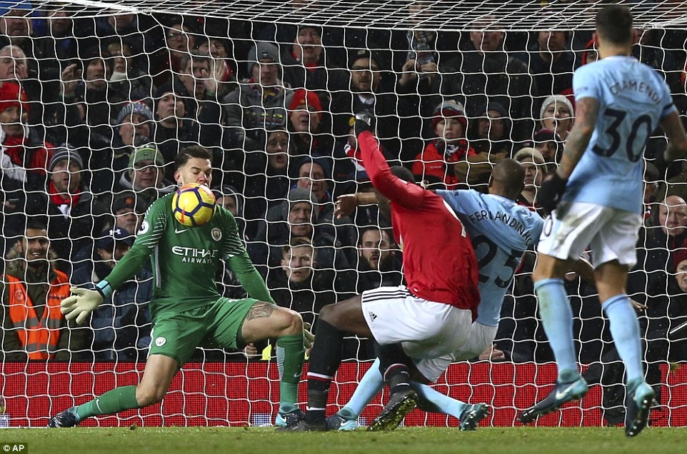 Pha bỏ lỡ đáng tiếc ở cuối trận của Lukaku (áo đỏ). Ảnh: AP.