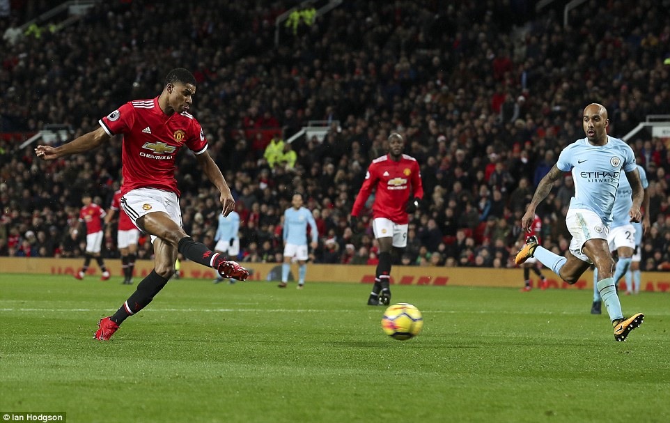 Pha lập công cân bằng tỷ số 1-1 của Rashford (áo đỏ phía trước). Ảnh: Daily Mail.