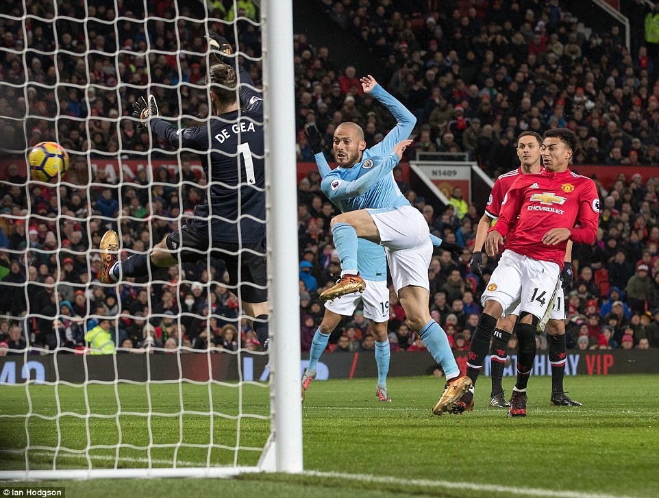 Bàn mở tỷ số của David Silva (áo xanh phía trước). Ảnh: Daily Mail.