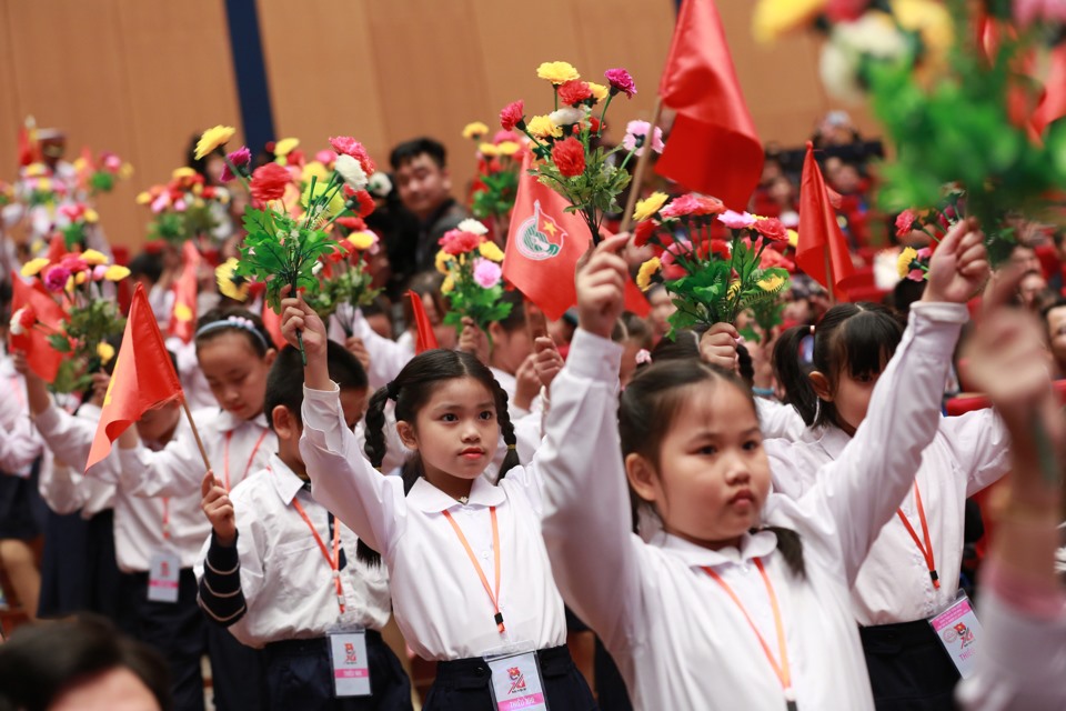 Các em thiếu nhi chào mừng đại hội. Ảnh: HN
