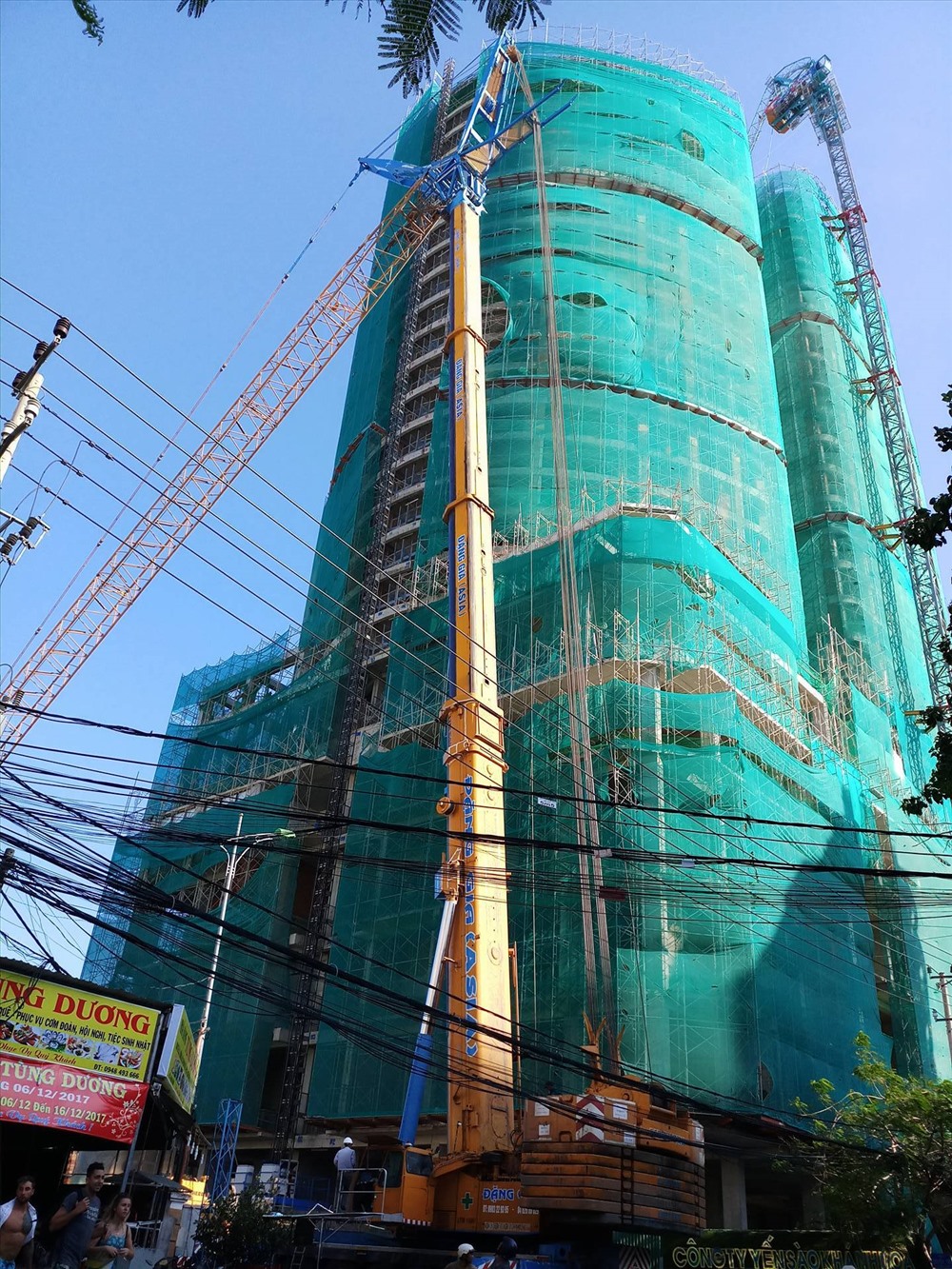 Lắp cẩu để tổ chức tháo dỡ 2 cần trục tháp tại công trình Panorama Nha Trang, Khánh Hòa. Ảnh: CTV