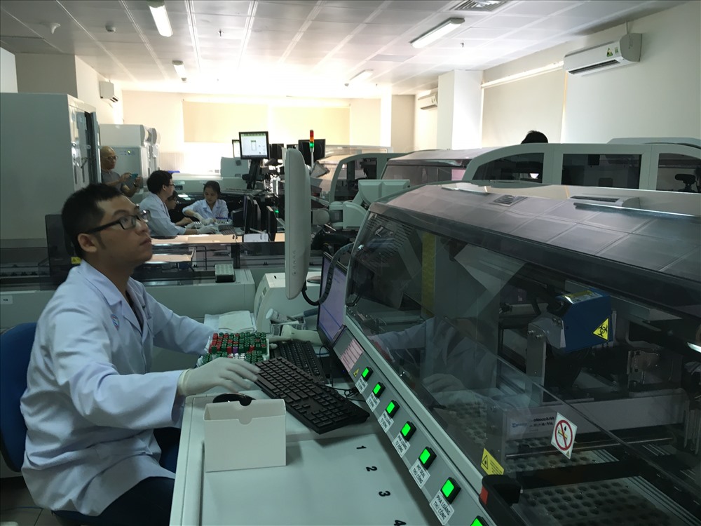 Hệ thống xét nghiệm tự động giúp rút ngắn quy trình làm việc, tăng năng suất, giảm thời gian trả kết quả, tăng số lượng kết quả trả đúng hẹn cho bệnh nhân, giảm tải cho các khoa, phòng khác.