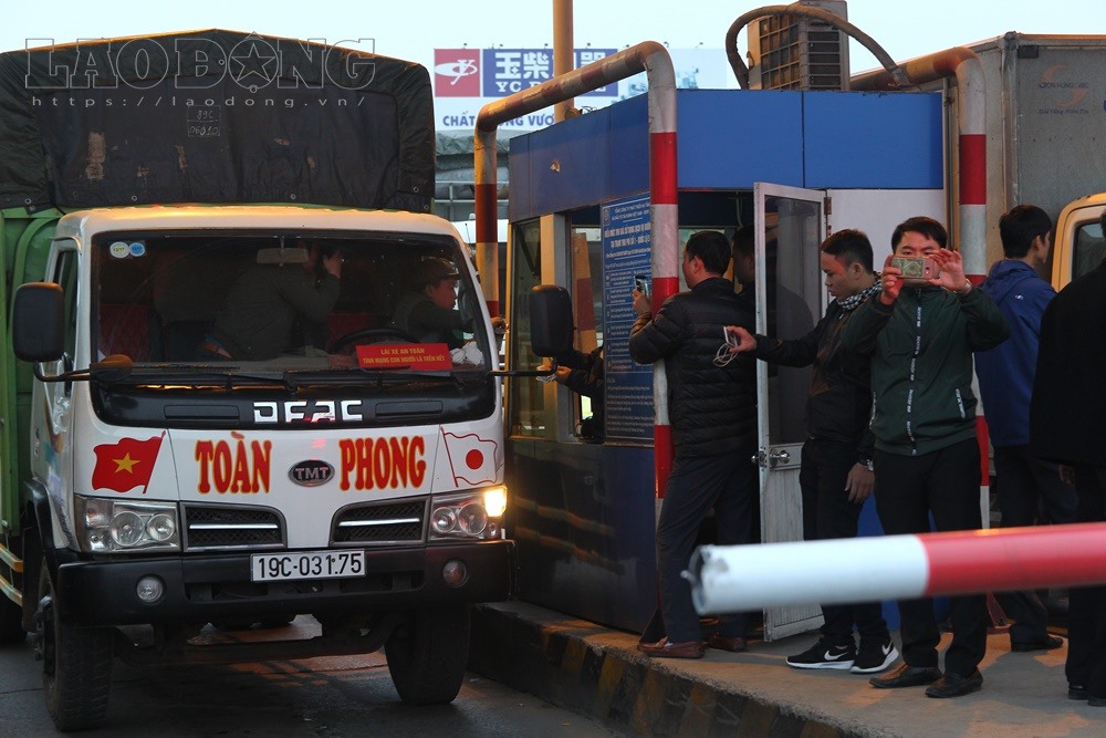 Ghi nhận tại thời điểm gần 17h ngày 11/12, lưu lượng xe qua trạm bắt đầu đông dần do bắt đầu vào giờ cao điểm. Cùng lúc có 3 xe ô tô trả tiền lẻ qua trạm thu phí, gây ùn tắc cục bộ tại đây.