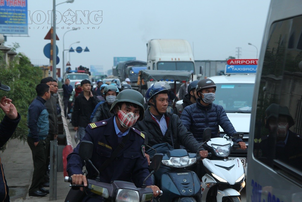 Việc tài xế trả tiền lẻ khiến khu vực này tắc nghẽn.