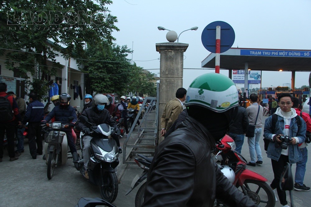 Nhiều xe máy phải di chuyển vào phía trong nhà điều hành, để tránh trạm.