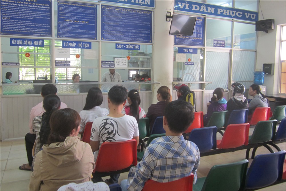 Hiện còn sự chênh lệch lớn về mức lương giữa người làm ở các đơn vị hành chính Nhà nước và doanh nghiệp tư nhân. Ảnh: MINH QUÂN
