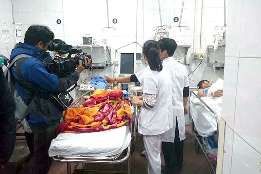 Sập lan can trường, nhiều học sinh nhập viện.