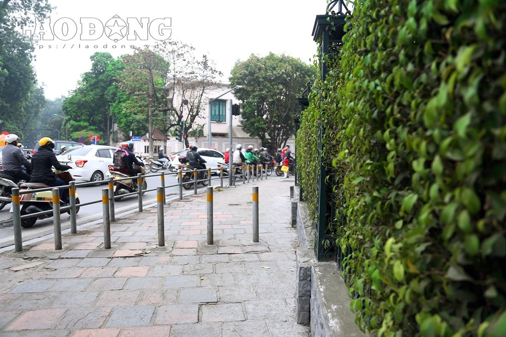 Các barie này được lắp tạo thành một lớp rào chắn ngăn phương tiện lên vỉa hè dành không gian cho người đi bộ.