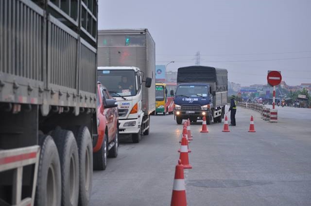 Tình trạng ùn tắc giao thông qua trạm thu phí BOT trên QL5