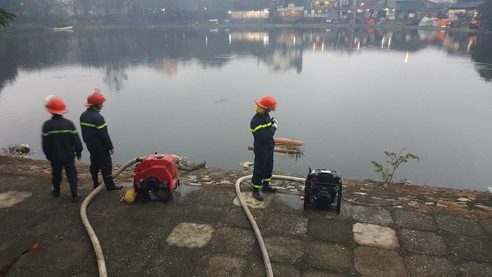 Hút nước hồ Thanh Nhàn để dập lửa