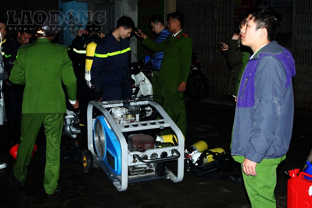Lực lượng chức năng điều máy bơm bình dưỡng khí tại chỗ cho các chiến sĩ cứu hỏa, để tiếp cận hiện trường.