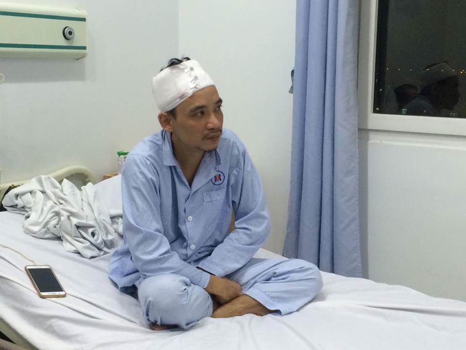 Anh Hoàng Trần Linh - người nhà nạn nhân S. bị đánh chảy máu phải nhập viện. Ảnh Trần Vương