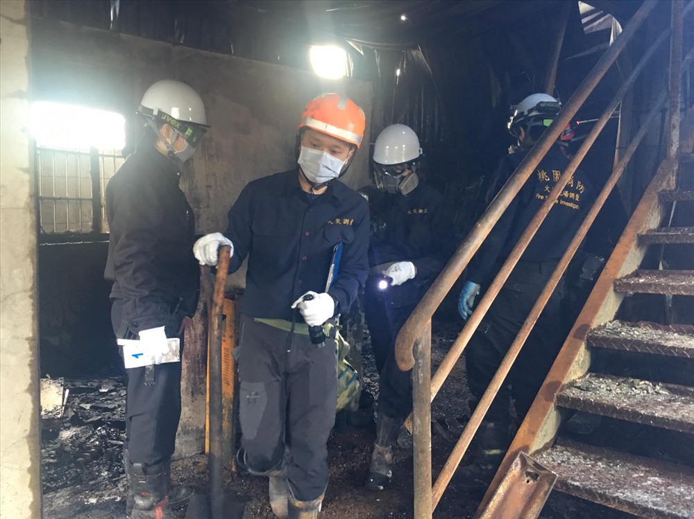 Nhân viên cứu hỏa tại hiện trường. Ảnh: CNA
