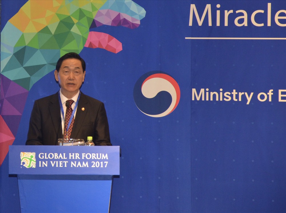 Ông Kim Sang-kon, Phó Thủ tướng, Bộ trưởng Bộ Giáo dục Hàn Quốc tham dự và phát biểu khai mạc. Ảnh: HN