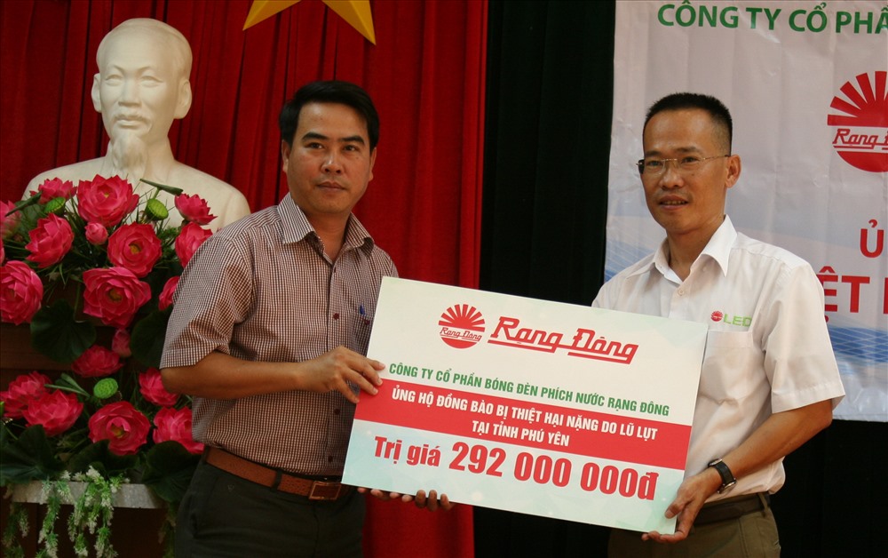 9.000 bóng đèn tương đương với 3.000 suất quà đã được đại diện Công ty CP bóng đèn phích nước Rạng Đông bàn giao cho LĐLĐ Phú Yên để trao cho bà con. Ảnh: T.T