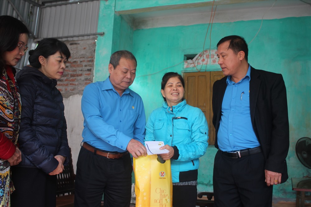 Phó Chủ tịch Tổng LĐLĐ Việt Nam Trần Văn Lý thăm, tặng quà gia đình công nhân mỏ có hoàn cảnh khó khăn. Ảnh: Nguyễn Hùng