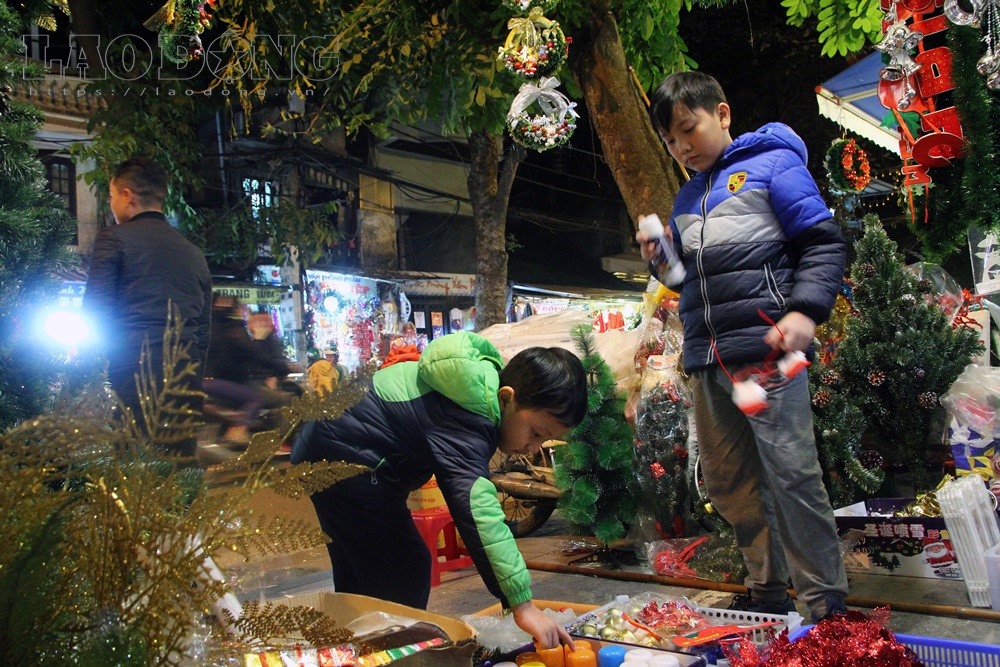 Không chỉ thu hút giới trẻ, không gian Giáng sinh còn trở thành lựa chọn cuối tuần của cả các gia đình trẻ và người lớn. Cô Jenny Thủy Nguyễn (53 tuổi, California, Mỹ) cho biết: “Tôi rất bất ngờ khi thấy Việt Nam cũng có những nơi trang trí Giáng sinh đẹp như vậy. Tôi đã qua Mỹ định cư 30 năm, lần này mới có dịp về Việt Nam đúng dịp lễ. Thật sự tuyệt vời“.