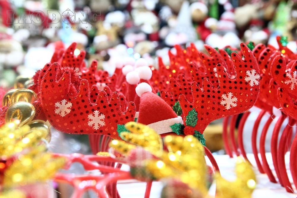 Lễ Giáng sinh (hay còn gọi là Noel) là ngày lễ có nguồn gốc từ phương Tây. Tuy không phải là ngày nghỉ chính thức, Giáng sinh (25-12) dần được coi như một ngày lễ được giới trẻ Việt chờ đón. Từ đầu tháng 12, các tụ điểm vui chơi lớn tại TP.HCM như Takashimaya (Saigon Centre), Diamond Plaza, Zone 87… bắt đầu trang trí không gian theo chủ đề Giáng sinh để bắt kịp nhu cầu khách hàng. Các cây thông nhân tạo dáng thông ba lá, hoặc thông đuôi ngựa được treo nhiều loại đồ trang trí như cặp chuông, dây giả tuyết, những chiếc ủng, đôi vớ, các hộp quà tượng trưng như các nước phương Tây.