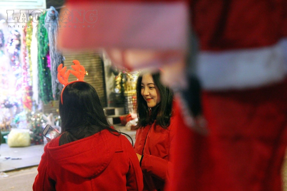 Bạn Hồng Anh Thúy An (21 tuổi, Bình Chánh) chia sẻ: “Mình thấy những hoạt động trang trí như thế này rất thú vị. Ở Sài Gòn, mọi người không có cơ hội tận hưởng không khí lạnh. Vì vậy, những nơi có không gian Giáng sinh như thế này làm mình rất vui, rất hào hứng“.