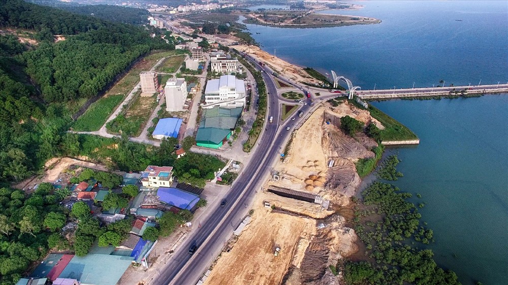 Ảnh 2: Tuyến đường 10 làn xe, được mở rộng trên cơ sở đường cũ, từ Đại Yên, qua cổng vào Tuần Châu, tới đường Hoàng Quốc Việt, Khu du lịch Bãi Cháy.